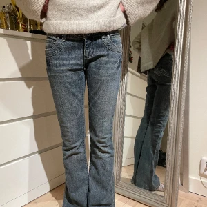 Lågmidjade jeans - Jätte snygga grå blå lågmidjade jeans från märker BAY med coola glitterfickor✨🪩. Storlek XS/S och är bra längd för mig som är ca 170. Skriv privat om mått önskas💕🤘