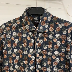 Dahlin kortärmad skjorta  - Dahlin kortärmad skjorta. Regular Cut, strl. S. Superfin skjorta för alla tillfällen. Använd ett fåtal gånger så i fint skick.  Frakt tillkommer 