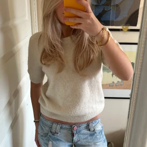 Stickad tshirt  - Stickad tshirt i vitt/beige färg, bra skick.