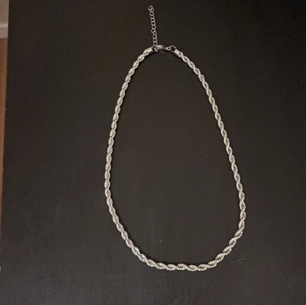 Säljer ett silverfärgat halsband i rostfritt stål. 50 cm. Accessoarer.