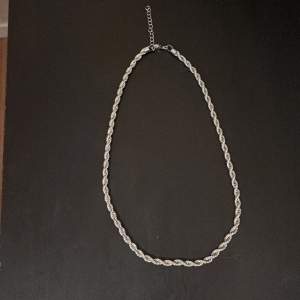 Säljer ett silverfärgat halsband i rostfritt stål. 50 cm