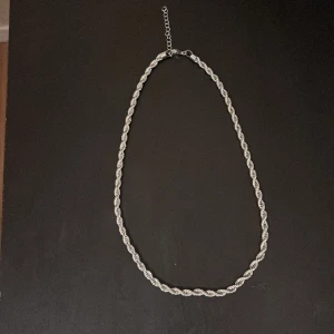 Halsband  - Säljer ett silverfärgat halsband i rostfritt stål. 50 cm