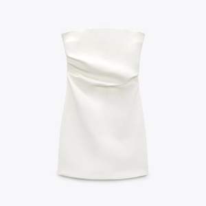 Säljer denna oanvända vita klänning då den inte kommer till användning🤍