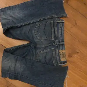 Ett par Lågmidjade jeans skönt mjukt material storlek xs replay jeans 