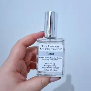 Parfymen från  The Library of Fragrance. Har en mycket fräsch doft. Använd ett par gånger. Nypris 200kr, volym 30 ml