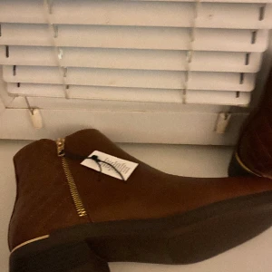 Anna Field damskor - Helt nya skor, oanvända. Säljer de på grund av fel storlek. 