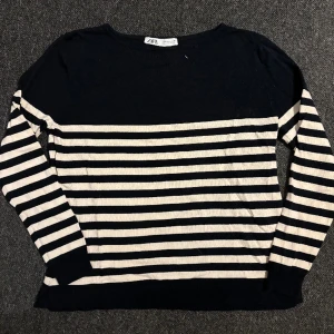 Finstickad tröja  - Fin tröja med lite boatneck från zara. I nyskick, säljer då den inte kommer till användning!🤩