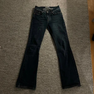 Bootcut jeans lågmidjade  - Säljer dessa jättefina lågmidjade bootcut jeans från ginatricot, storlek 36 passar mig som brukar ha S och är 166 typ. Jättefint skick köpte för nån månad sen, knappt använda. Hör av er! Nypris 500