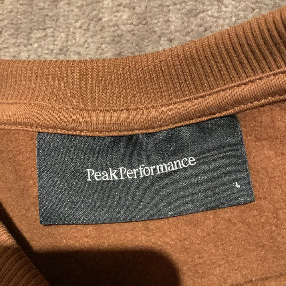 En peak performance tröja som är oanvänd och helt ny  Ny pris: 1200  Säljer för: 800kr  Säljer för: 800kr  Ny pris: 1200kr  Säljer för: 800kr. Hoodies.