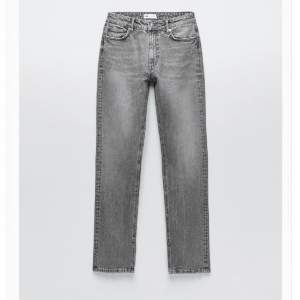 Säljer dessa as snygga gråa jeans från Zara sitter som ett par straight jeans och har en liten slits längst ner. Bra kvalitet. Strl 44 men passar 40 och uppåt. Säljer för 200kr+frakt 