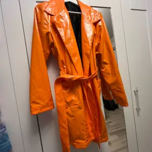 Uppskattad storlek som size 44🧡varje exklusiv rörelse i denna kappa som är i skrikig orange färg 🧡vinyl material🧡 