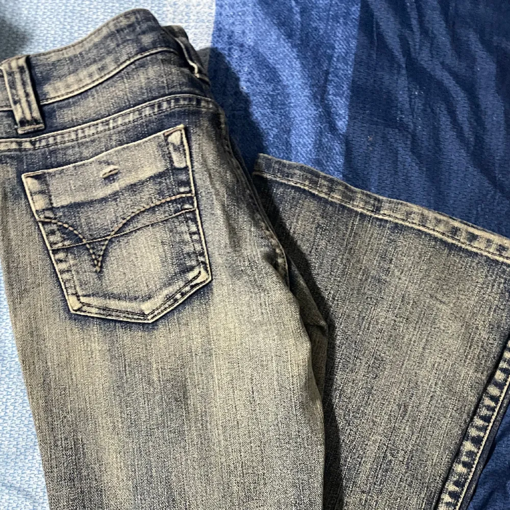 Jätte fina Lågmidjade jeans som inte kom till användning då dom är för små. Jätte fina grå/blå färg med en fina design på backfickan. Kan skicka fler bilder ( ej på ) om det önskas.. Jeans & Byxor.
