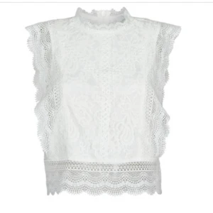 Only spets blus - Säljer min jätte fina och populär only blus!💋spets blusen är endast använd få tal gånger och är då i bra skick!!! Skriv om det behövs fler bilder eller om ni har några frågor💋nypris är 450kr