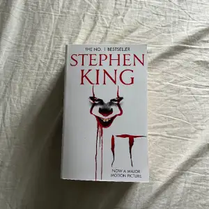 Stephen Kings ”IT” och ”IT CHAPTER TWO” i en bok. Köpte men aldrig läst så boken är i väldigt bra skick. 