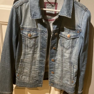 Jeansjacka  - Säljer min jeansjacka köpt på secondhand men ej använd. 