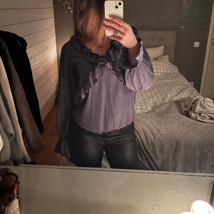 Blus  - Marinblå NA-KD blus med volanger, väldigt fin och tunn blus!❤️ 