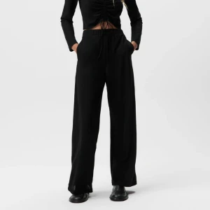 Zara byxa - Svarta byxor från zara med fickor, använd fåtal gånger så i nyskick💞 har samma byxa i grön/blå som jag även säljer 