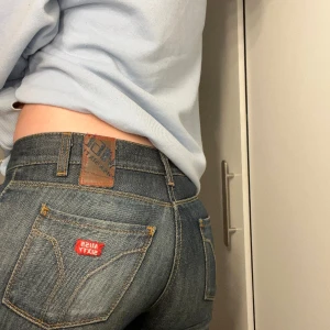 Miss sixty jeans - Suuuuper fina vintage miss sixty jeans som jag älskar!! De är tyvärr lite små och säljs därför, är 170 lång! Inga defekter💓 39 i midjemått rakt över oxh 81 i innerbenslängd