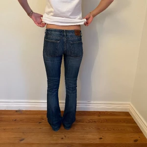 Lågmidjade jeans  - Midjemått(rätt över): 34 Innerbenslängd: 81 Lårmått(rätt över): 23  Köp gärna via köp nu, skriv om ni har några frågor💓
