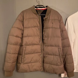 Tommy Hilfiger - En riktigt schysst Tommy Hilfiger jacka till tjejer perfekt till våren men även vintern. Använd ett fåtal gånger och är i perfekt skick👍🏻priset är diskuterbart såklart😊skicka pm om du funderar över något👍🏻
