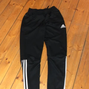 Adidas byxor  - Dem är i nyskick skulle jag säga! Dem har bra passform och ör väldigt bekväma,säljer då de inte kommer till användning längre🩷