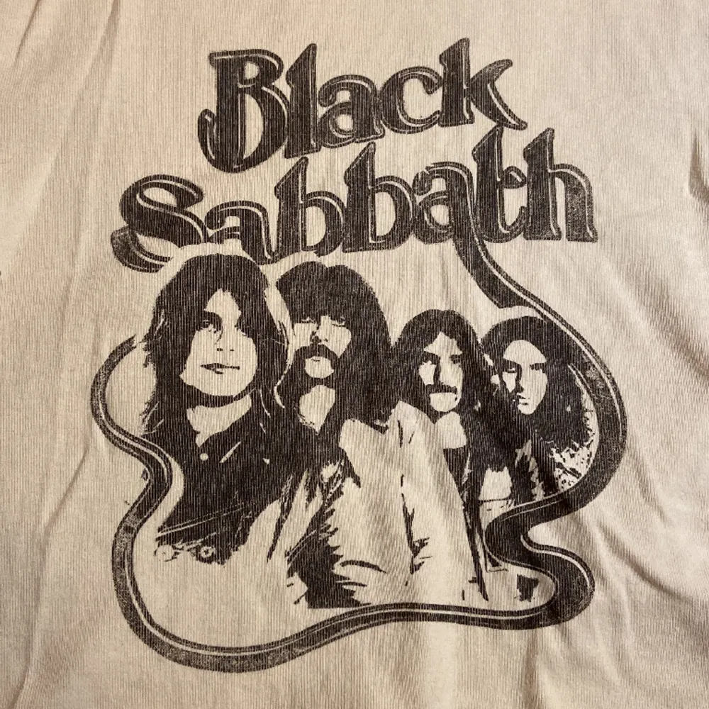 Cool lite kortare Black Sabbath t-shirt från Hm, riktigt snygg till ett par blåa jeans. Använd en gång så som ny. . T-shirts.