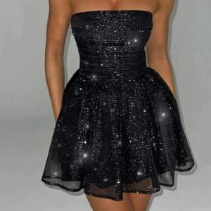 Superfin svart/glittrig klänning med rosett i ryggen, ordinarie pris 500kr. Köparen står för frakt💕Den kommer inte till användning då den inte riktigt passade mig,  så den är endast testad och inte i använt skick🥰. 