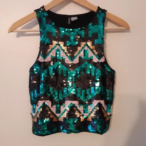 Paljettopp - Skön paljettopp med bohemiskt mönster.