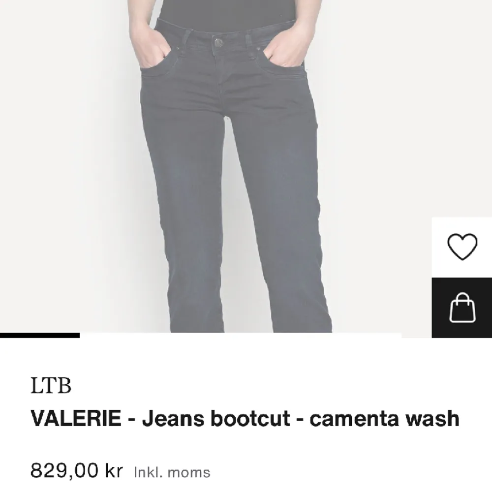 Jag säljer dessa helt nya jeans med prislapp kvar, eftersom de är lite stora. De är mörkblå/svarta. Originalpriset är 829 men jag säljer dem för 750, men det går att diskutera lite💖💕. Jeans & Byxor.