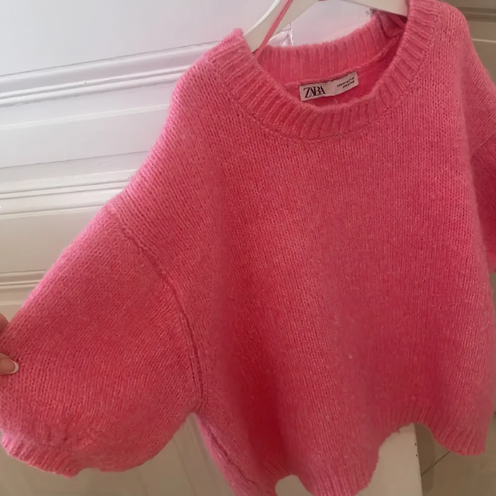 Säljer denna dö söta tröja som är en stickad rosa tröja/Top som har puffärmar🫶 passar på mig som är XS/S Hör av dig om du har några frågor ❤️❤️🍾🥂220 -> 199 . Stickat.
