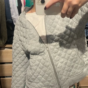 Vår jacka - Säljer min favorit vår jacka 💞 jätte fin färg och kan styla på många sätt. Pris kan diskuteras!