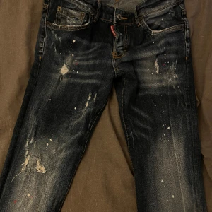 dsquare02 - priset går att diskutera men dessa dsquare02 byxor i storlek 44 är i mycket bra skick så hör av er vid intresse🥰