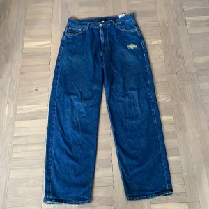 Sweet sktbs jeans - Jeans från märket Sweet sktbs i bra skick och storlek S vid/baggy passform. Kan mötas upp i centrala Stockholm. 