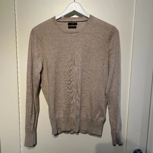 Gutteridge stickad tröja - Beige stickad tröja i 5% kashmirblandning. Storlek s men sitter som xs.
