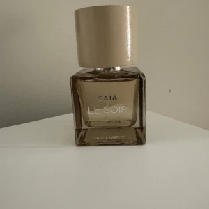 Caia parfym le soir  - Parfym från Caia. Limited edition. Andvänd endast en gång, den luktar väldigt gott och lyxigt. Säljer den för att jag har redan för många parfymer. Nypris är 595kr  Säljer för 300kr!! 💞