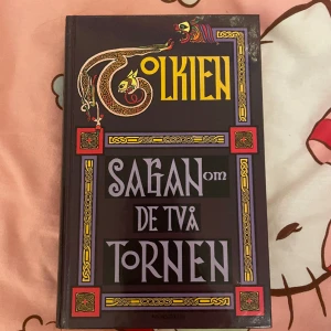 sagan om ringen; sagan om de två tornen - svin snygga dock har jag inte mycket plats i min bokhylla! kan erbjuda mängd rabatt för alla böckerna jag lägger upp (just sagan om ringen) små märken här och var