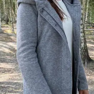 En super fin grå kappa som jag tror att jag köpte på Nelly men osäker i storlek 36🫶🏼säljer pågrund av att jag har för många kappor 