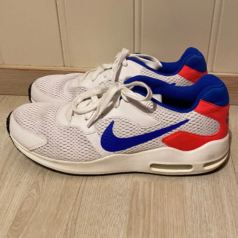 Snygga och bekväma Nike Air Max. Skicket är 10/10 och de ser helt nya ut. Perfekta löparskor, gympaskor eller bara för att ha på sig ute. Håller luften.   Kolla gärna in mina andra annonser🤩  Fraktas inom 48h📦📩. Skor.