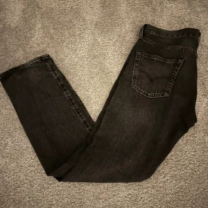 Levis 501 - Ett par Levis 501 som inte används längre. Bra skick. Nypris: 1000   Mitt pris: 400