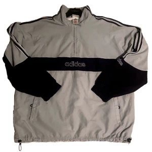 adidas trackjacket - säljer en asfet adidas trackjacker i storlek L då den inte kommit till användning 💕pris går att diskutera 🫶