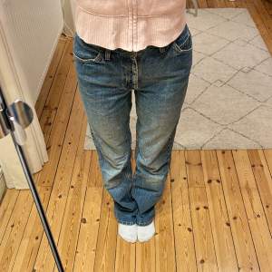 Så snygga jeans från Levi’s med så nice färg!! Innerbenslängden är 79 cm och midjemåttet rakt över är 35 cm. Hör av dig vid frågor!💕 Se profil för fler snygga jeans!