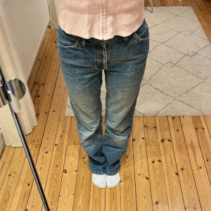 Levisjeans - Så snygga jeans från Levi’s med så nice färg!! Innerbenslängden är 79 cm och midjemåttet rakt över är 35 cm. Hör av dig vid frågor!💕 Se profil för fler snygga jeans!