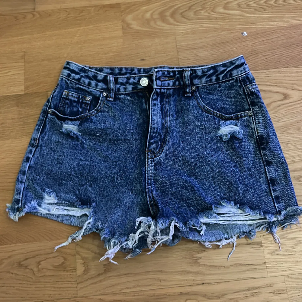 Skitsnygga mörkblå jeansshorts med hål från Shein 💓 Beställde i fel storlek och säljer därför ( endast testade ) . Shorts.