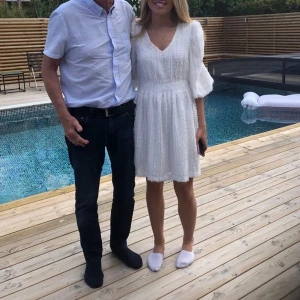 Studentklänning - Så så så fin klänning! Bara använd 1 gång. Passar perfekt till student, konfirmation eller skolavslutning!!