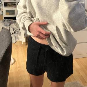 Svarta mjukis shorts med snöre