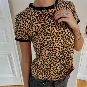 Så sjukt cool och snygg t-shirt i leopard mönster från other Stories!