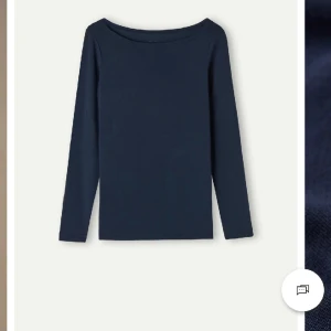 Blå intimissmi tröja🥰 - Säljer min fina intimissmi tröja då den inte kommer till så mycket användning längre💕 fint skick men hyfsat använd💕 skriv för frågor och fler bilder! (Pris kan diskuteras)