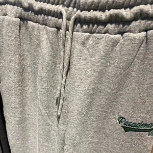 Mjukisar, grå med grön detalj  - Mjukisar, grå med grön detalj. Mycket bekväma! 