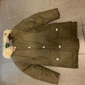 Woolrich jackor - Två fina woolrich jackor brun= st S väldigt fint skick nypris 6000kr mitt pris 1300kr Svart= st S fint skick nypris 6000kr mitt pris 1000kr
