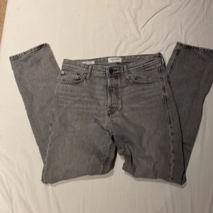 Grå Jack&jones jeans - Jeans i bra skick endast någon lite tråd som sticker ut vid gylfen Säljer pga för små